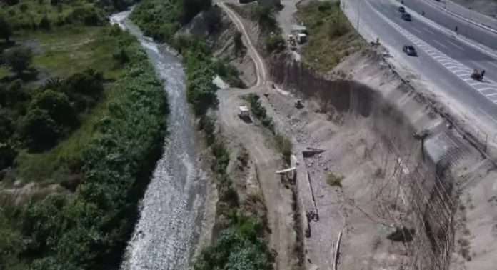 Obras de reparación de falla de borde en autopista Gran Mariscal de Ayacucho tiene un 68% de avance