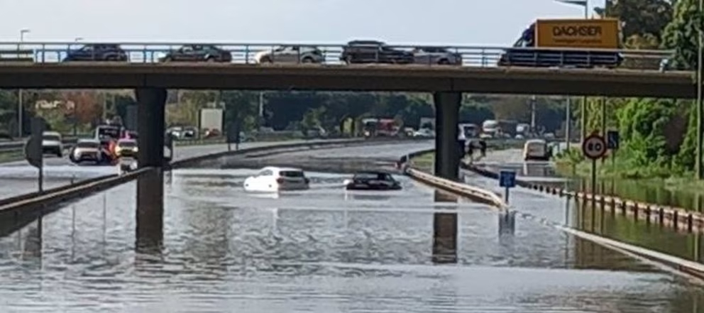 Las imágenes de coches flotando en Cataluña por las lluvias torrenciales: Hay alerta roja vigente