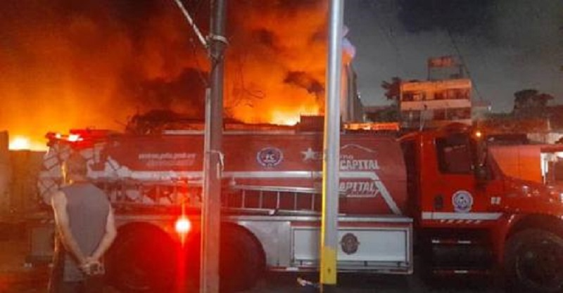 El voraz incendio consumió un galpón de Catia este 4 de noviembre
