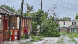 El huracán Rafael deja daños y un nuevo apagón total en Cuba