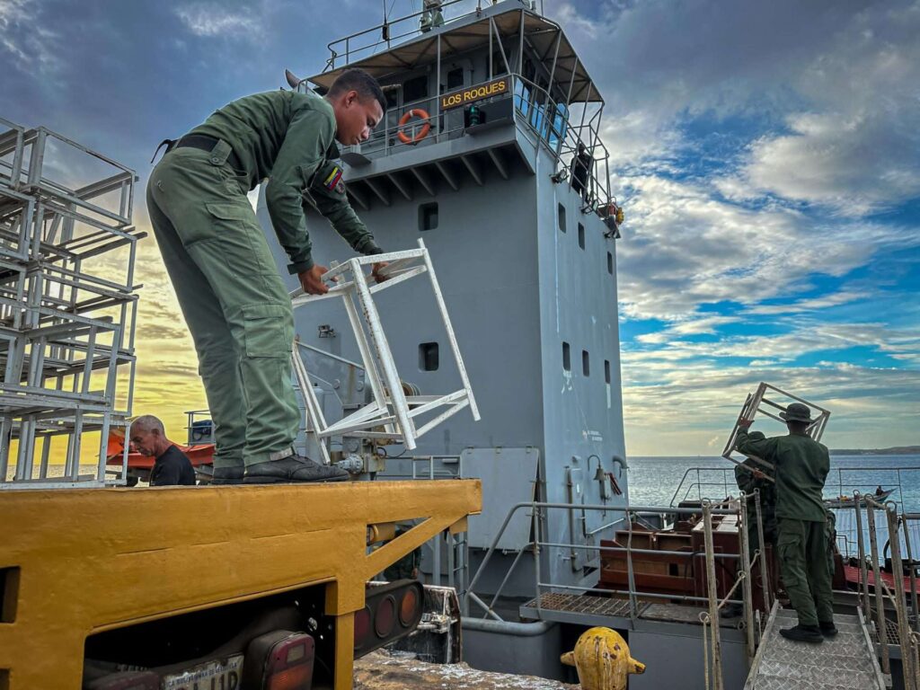 De Sucre partió cargamento con 100 mesas sillas hacia El Esequibo