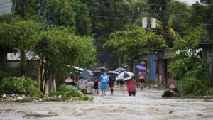 Decretan emergencia en zonas afectadas por tormenta Sara