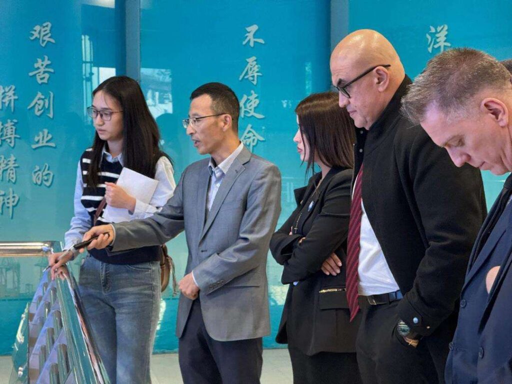 Delegación venezolana visita puerto de aguas profundas de Yangshan en China