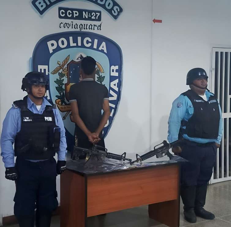 Detuvieron a un hombre con dos fusiles AR-15