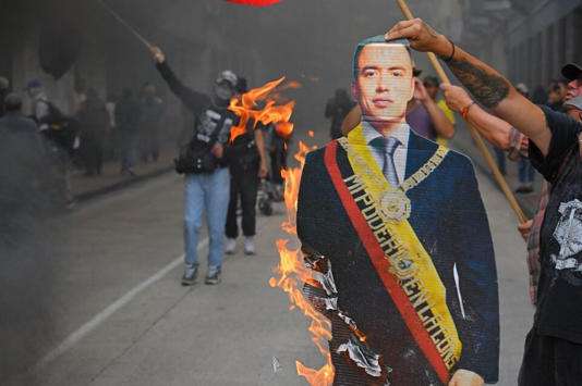 Ecuatorianos marchan contra crisis económica y violencia criminal