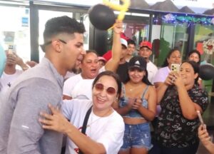 Así recibieron al lanzador venezolano Edgardo Henríquez en Cumaná tras ganar la serie Mundial con los Dodgers