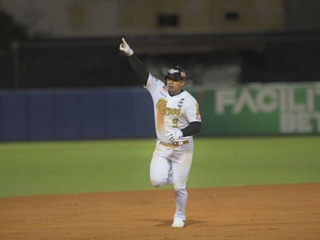 Eduardo Escobar rugió más fuerte en duelo de felinos