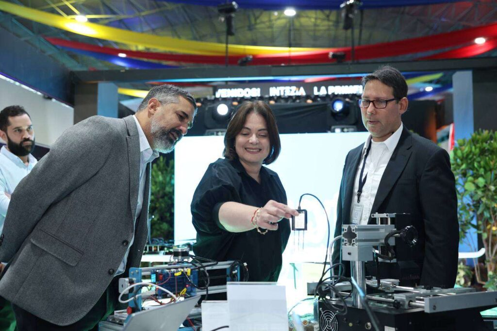 En La Carlota muestran retos y avances del mundo digital