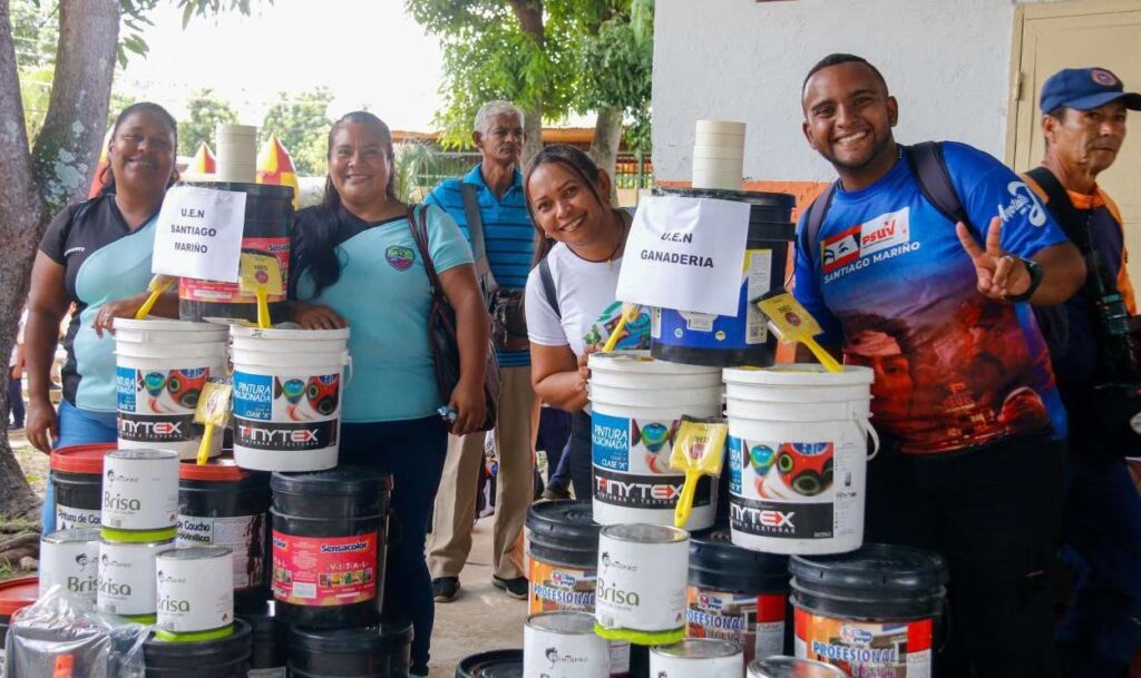 Entregan dotación e insumos a 13 escuelas de Turmero