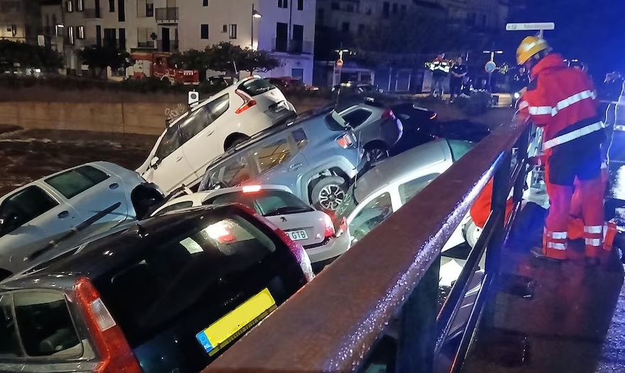 Intensas lluvias arrastran una treintena de vehículos en una rambla en Cadaqués, Girona