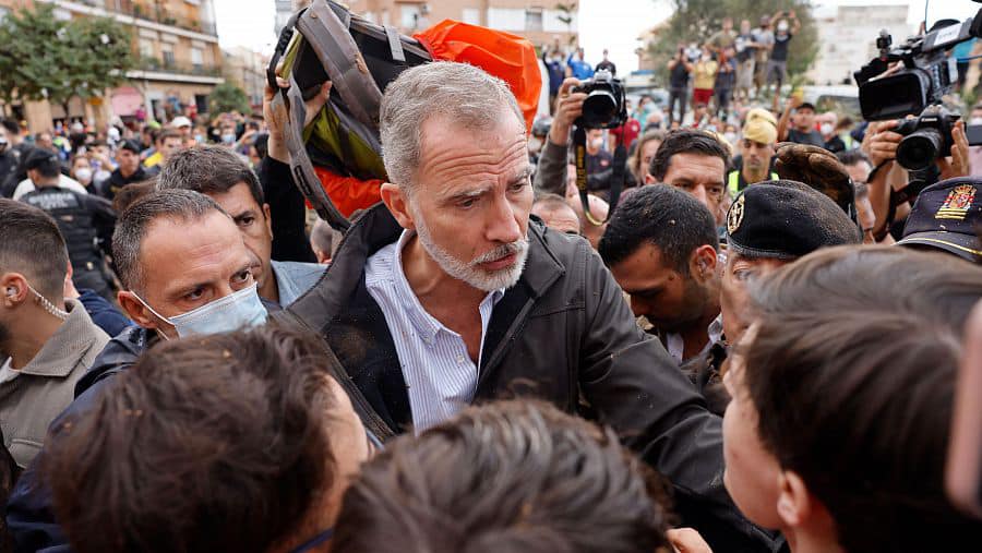 Afectados por DANA gritan "asesinos" a Pedro Sánchez y al Rey de España