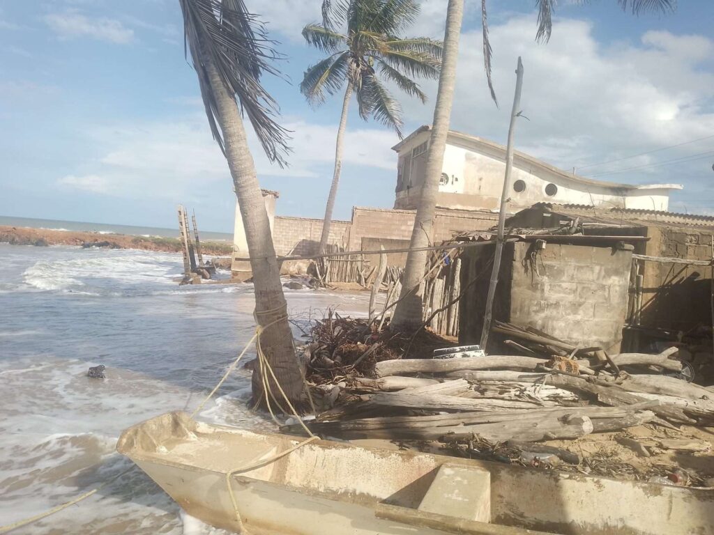 Frente frío aumenta oleaje en zonas costeras del país