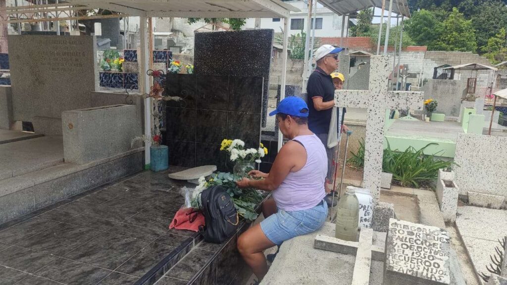 Guaireños mantienen la tradición de rendir honor a sus Fieles Difuntos