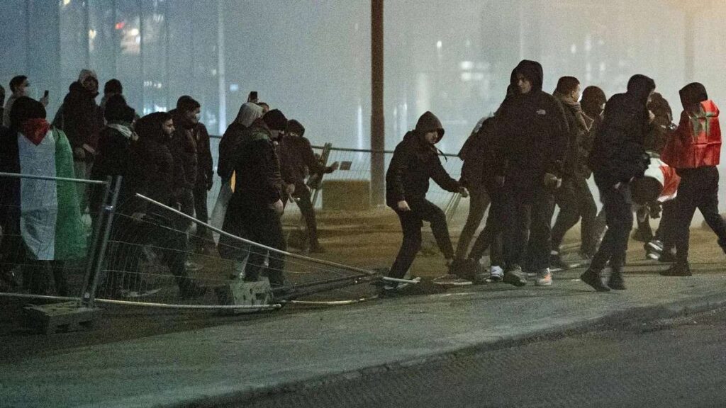 Hinchas israelíes atacan a rivales pro-palestinos en Amsterdam y reciben golpiza