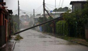 Huracán Rafael toca tierra en Cuba y afecta suministro eléctrico