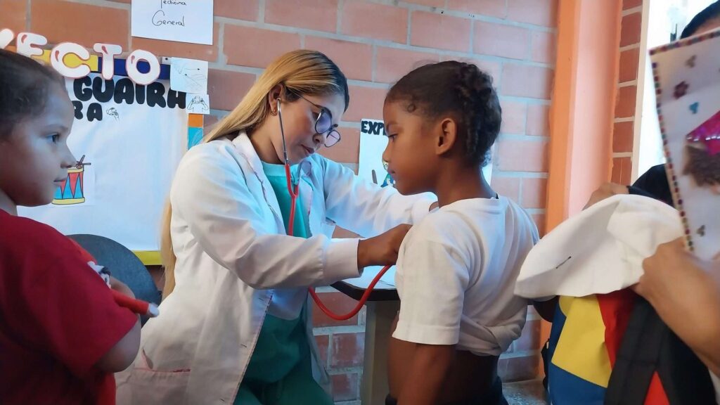 Incluyen a estudiantes sordos en plan de salud va a la escuela