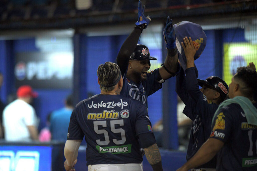 Tigres blanquea a Magallanes y se acerca a La Guaira