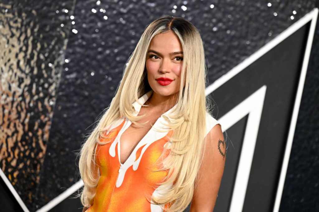 Karol G responde a la polémica por su canción '+57': “Me siento muy afectada”
