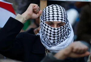 La kufiya, símbolo de identidad palestina declarada patrimonio mundial