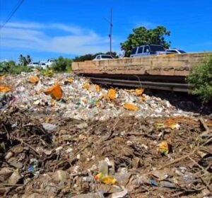 Lluvia y basura no recolectada socavaron tramo vial en Maracaibo