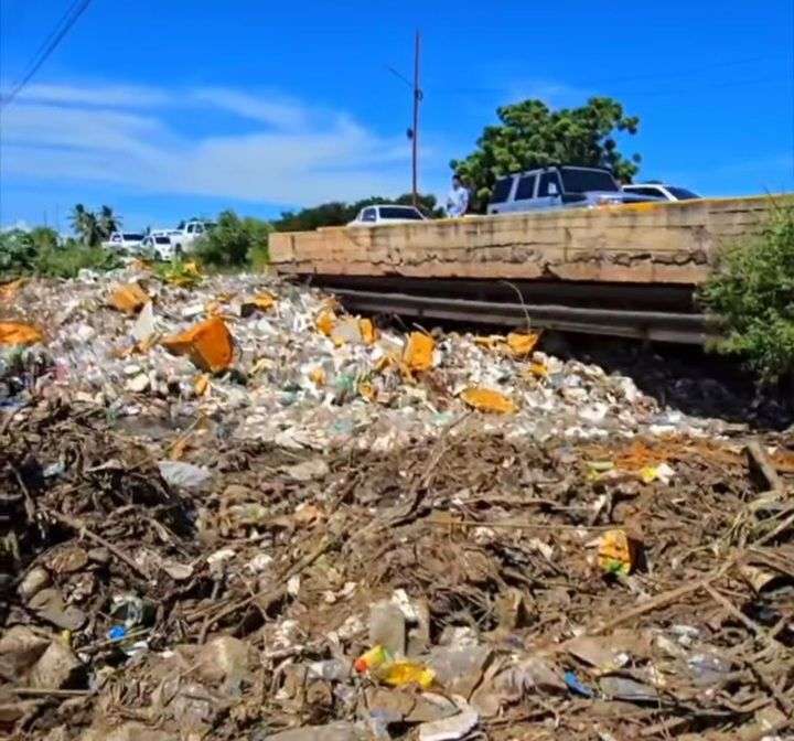 Lluvia y basura no recolectada socavaron tramo vial en Maracaibo