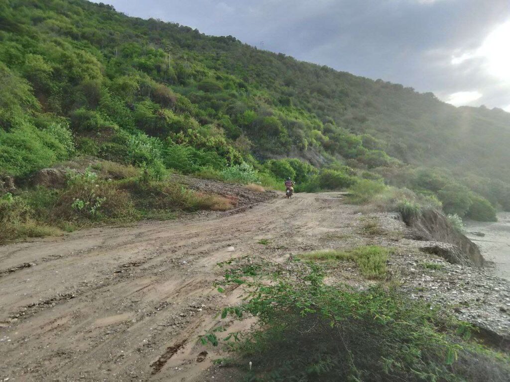 Lluvias afectaron carretera entre Tacoa y Las Salinas