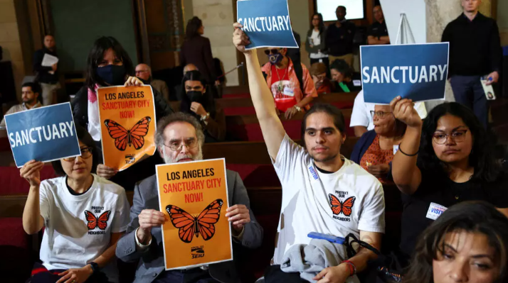 Municipalidad de Los Ángeles aprueba ordenanza de "ciudad santuario" ante amenaza de deportaciones de Trump