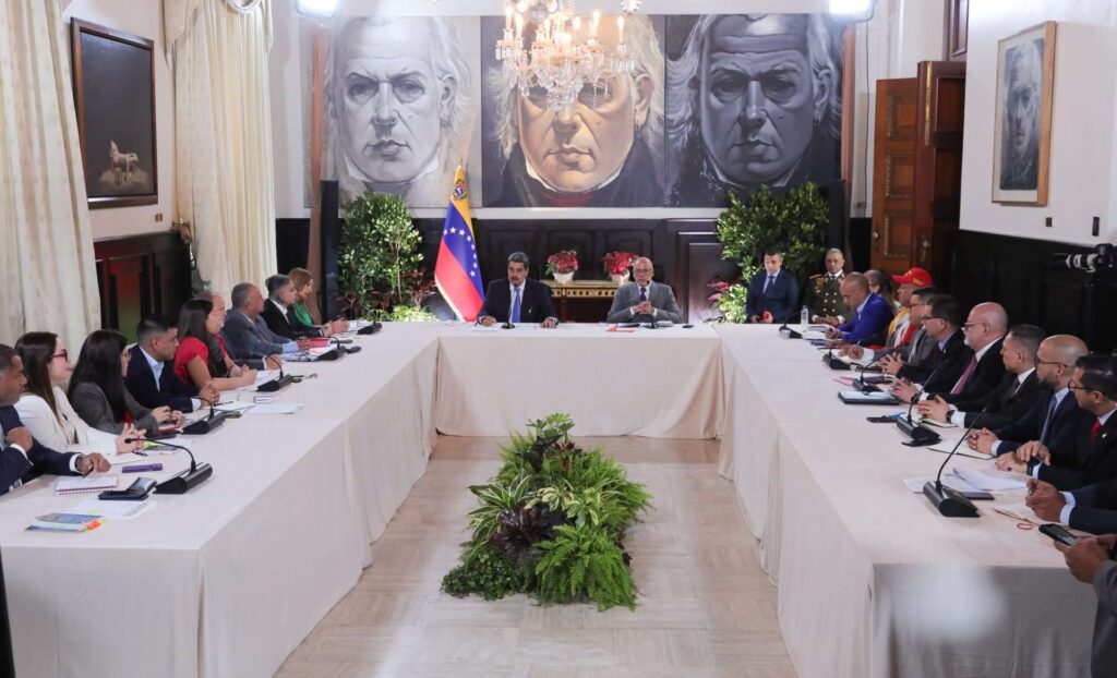 Maduro: Quieren imponer un nuevo "Carmonazo"