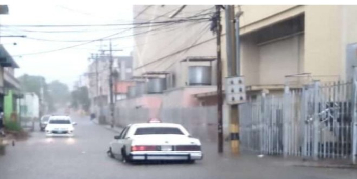 Las calles de Maracaibo convertidas en ríos tras fuertes precipitaciones