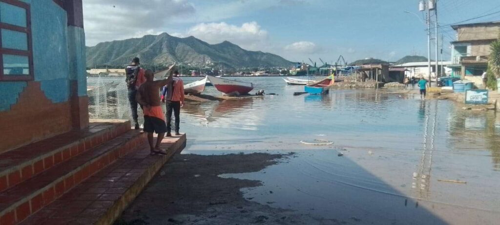 Marea alta en Anzoátegui inunda calles de comunidad pesquera de Guanta