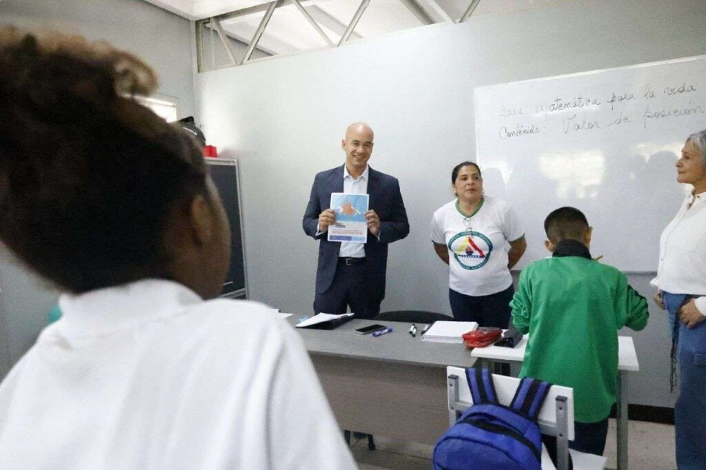 Más lectura y menos redes sociales propone el ministro Héctor Rodríguez