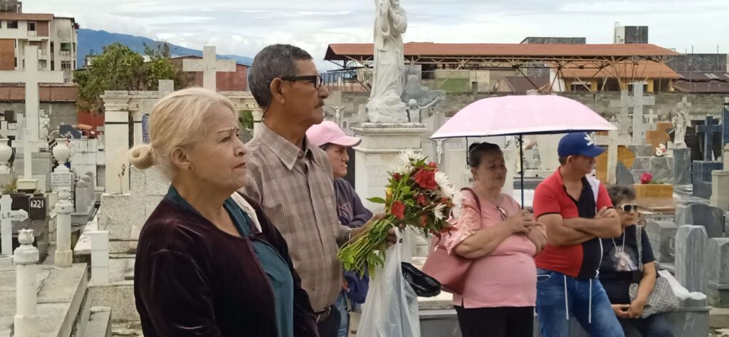 Merideños acudieron a los campos santos para rendir honor a sus difuntos