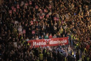 Miles de personas exigen la dimisión del presidente valenciano en España