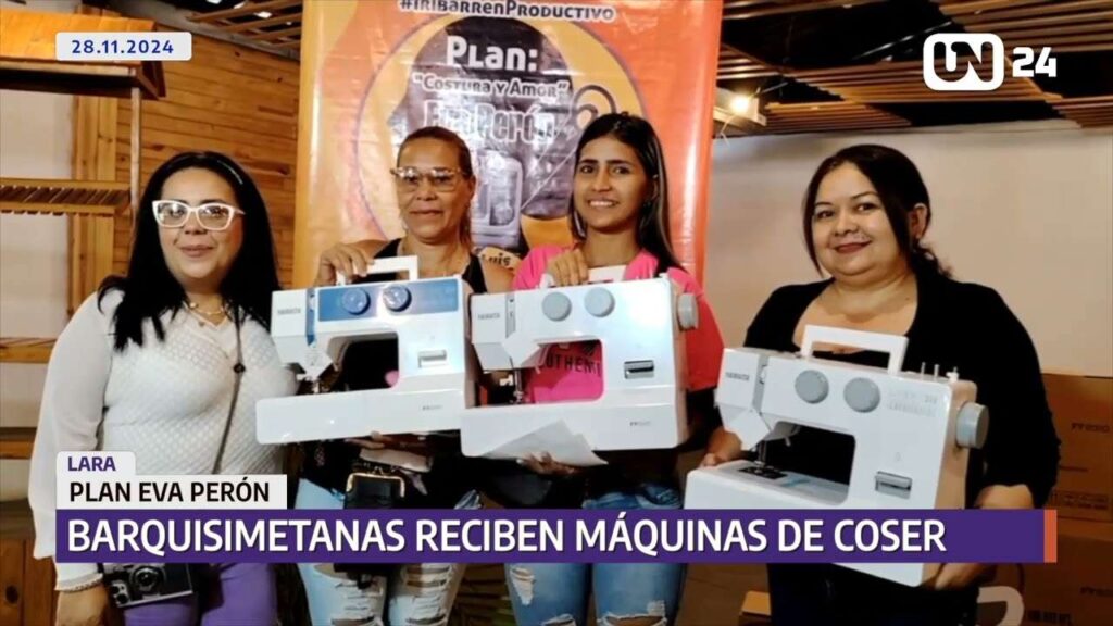Mujeres reciben máquinas de coser en Barquisimeto