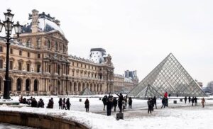 Las impactantes imágenes del temporal y nevada que causaron caos en París