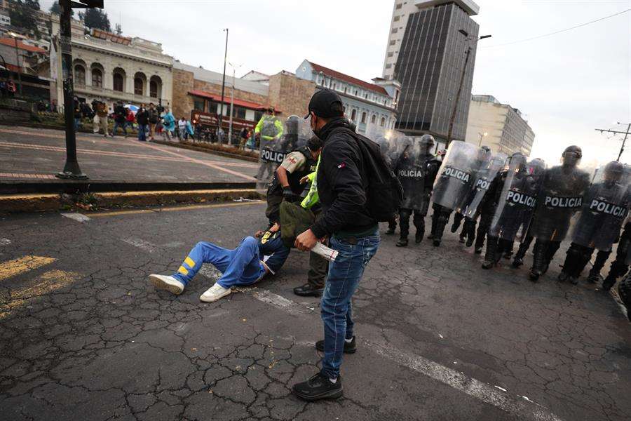 Policía reprime manifestación contra Noboa en Quito