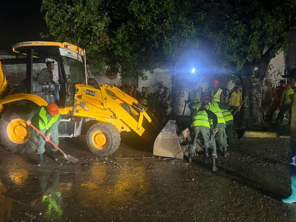 Realizan despliegue nocturno para atender inundaciones por lluvias en Lara