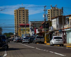 Rehabilitan vialidad en zona comercial de Barcelona