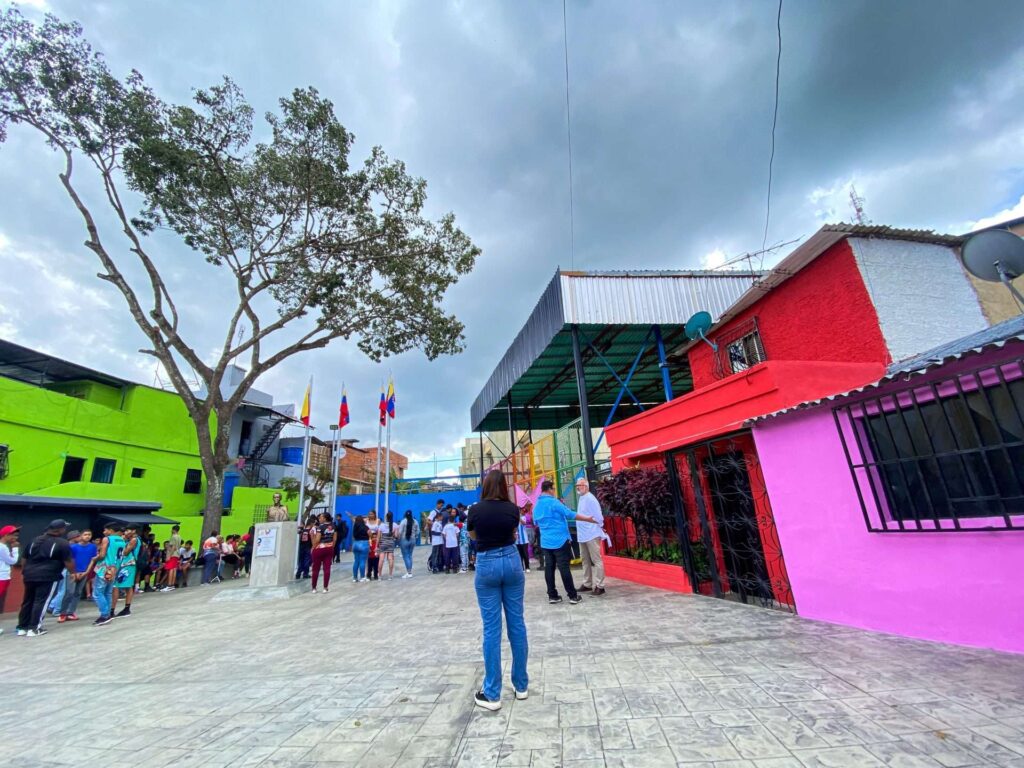 Rehabilitaron plaza Bolívar en La Dolorita