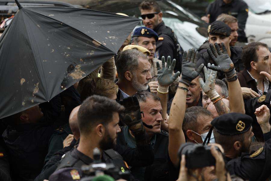 Reyes de España y Pedro Sánchez abucheados en Valencia