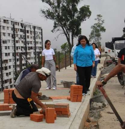 Supervisan trabajos de rehabilitación en bloques del 23 de Enero