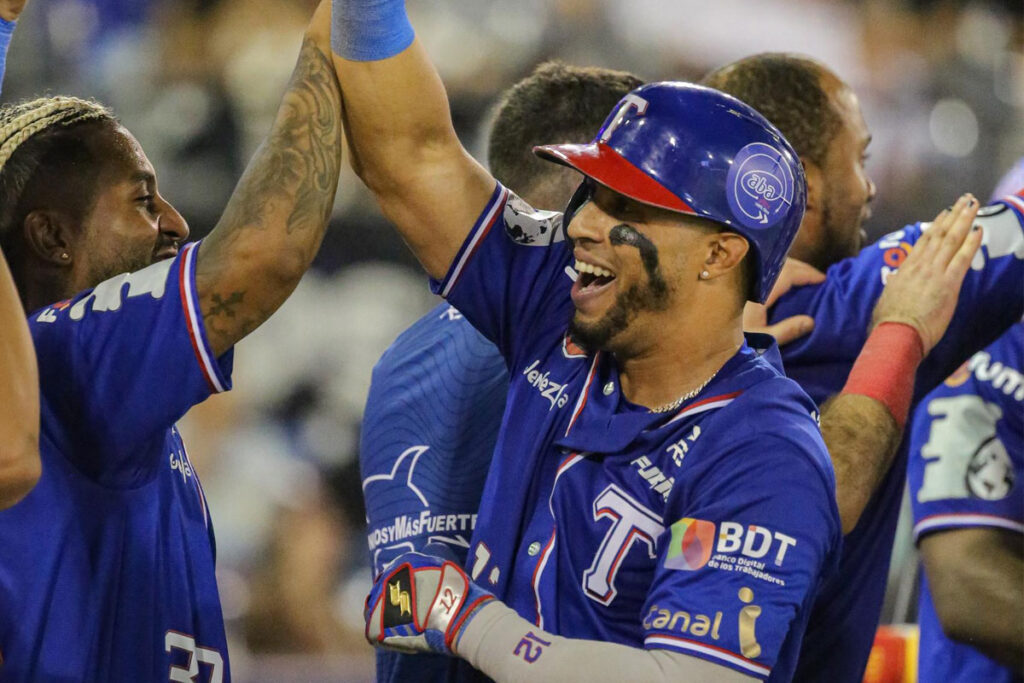 Tiburones firme en la punta al derrotar a Magallanes y Leones del Caracas cayó al último lugar