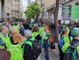 Trabajadores públicos argentinos reclaman ajustes salariales