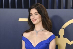 ¡Increíble! Anne Hathaway canta “Give Me Baby One More Time” como Britney Spears
