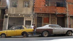 No se podrá lavar o arreglar los carros en las calles