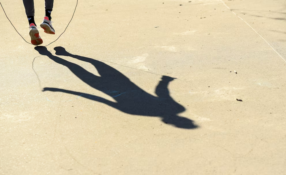 El ejercicio de 5 minutos que favorece la salud de los huesos, los músculos y el corazón