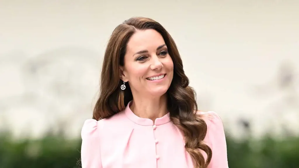 Kate Middleton deslumbra en su regreso real