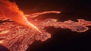 Las impresionantes imágenes de un volcán en Islandia que luego de estar 8 siglos inactivos erupcionó