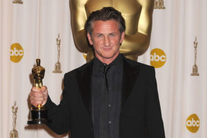 Sean Penn destruye los Premios Óscar a mazazos y los califica de "extraordinariamente cobardes" y "limitadores de la imaginación"