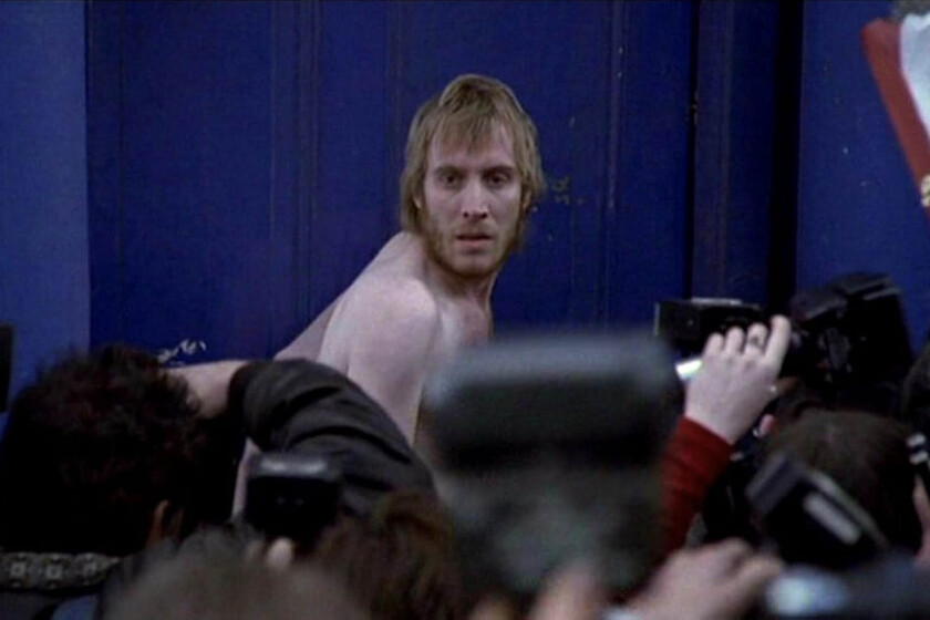 25 años de una de las mejores comedias románticas de los 90. Carisma puro en el mundo del espectáculo que puedes ver en Netflix